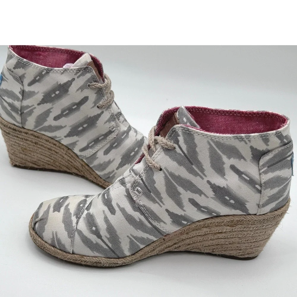 TOMS Desert Wedge Grey White Ikat Canvas Espadrille Lace Up Booties Womens 6